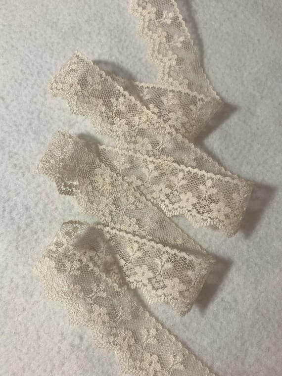 lace - Vintage Floral Border Lace Trim Ecru 1-1/8" wide x 3 Yards