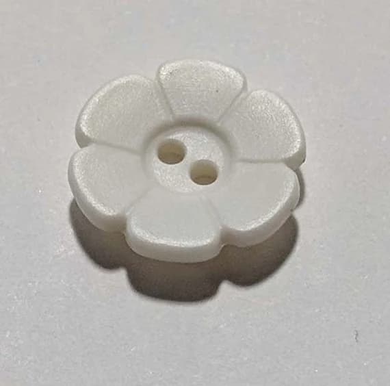white none - Off White Daisy Flower Plastic Button - 15mm / 5/8 inch - Dill Buttons - Set of 4