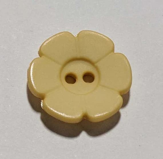yellow none - Pale Yellow Daisy Flower Plastic Button - 15mm / 5/8 inch - Dill Buttons - Set of 4