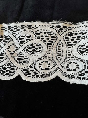 Vintage Ivory Wide Border Lace Trim 3.5" wide x 2 Yards