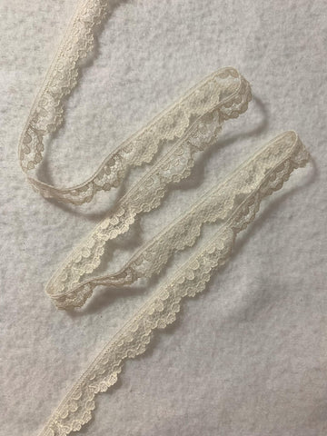 Vintage Flowers Border Lace Trim Ivory 1/2" wide x 2 Yards